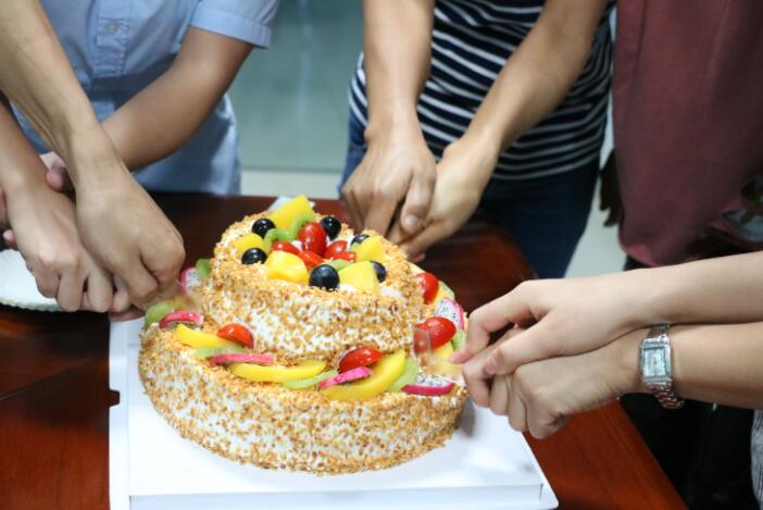pg电子模拟器触摸屏厂家7月为员工们举行生日会