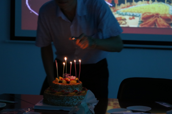 pg电子模拟器触摸屏厂家7月为员工们举行生日会